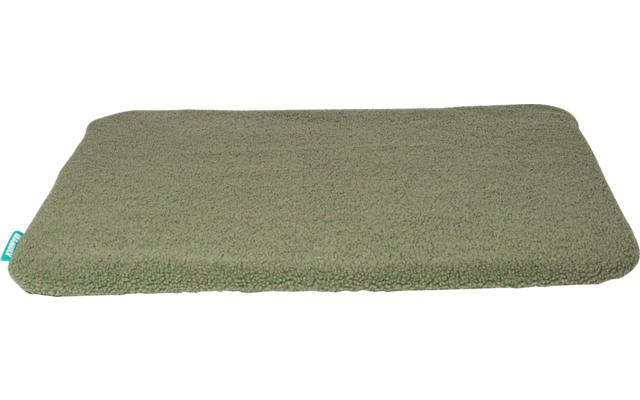 Tapis plat rectangulaire vert à surface texturée et petite étiquette textile turquoise, sur fond blanc