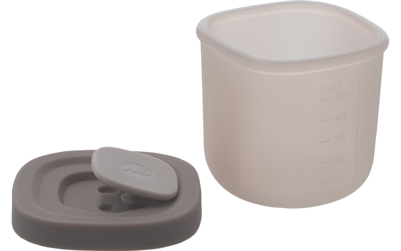 Doorschijnende beige kunststof maatbeker met milliliter-markeringen naast een donkergrijs kunststof deksel met klaplip