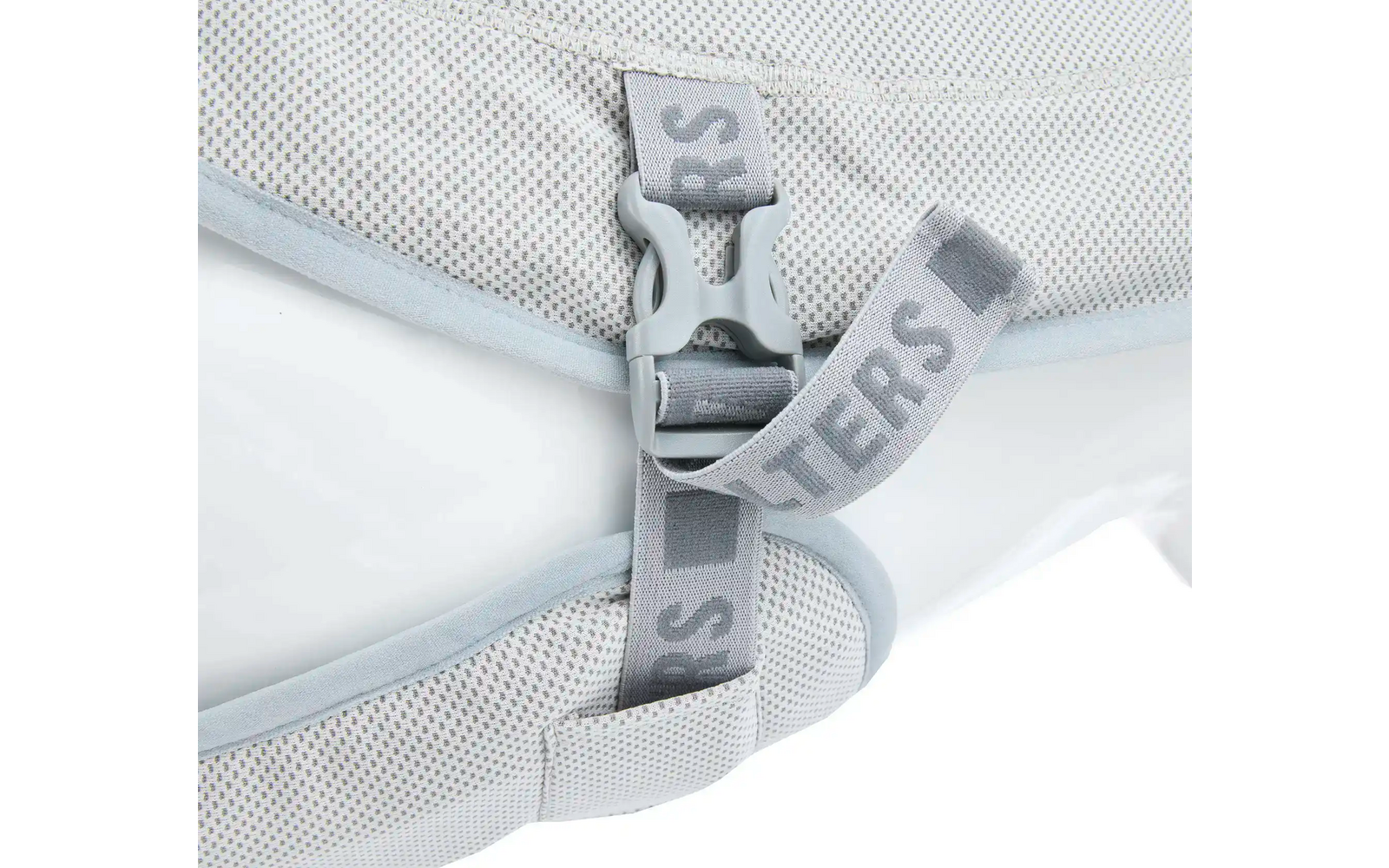 Nahaufnahme eines silbernen Reißverschlusses auf weißem Stoff