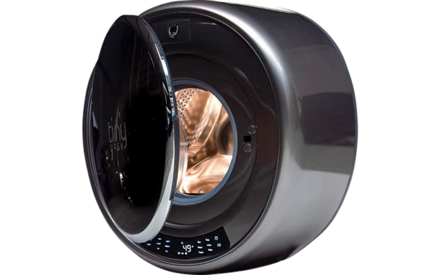 Runde Waschmaschine mit offenem Bullaugen-Tür und Sicht auf die Trommel, digitales Display leuchtet