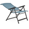 Chaise pliante bleue en tissu et métal sur fond blanc