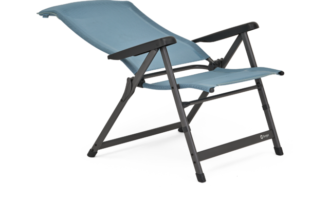 Chaise pliante bleue en tissu et métal sur fond blanc