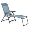 Chaise longue bleue avec cadre en métal et accoudoirs