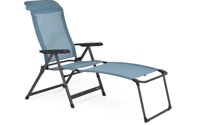 Chaise longue bleue avec cadre en métal et accoudoirs