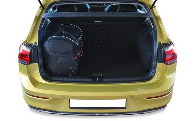 Coffre ouvert d'une voiture jaune, sac à dos noir à gauche dans le coffre, surface de plaque d'immatriculation blanche
