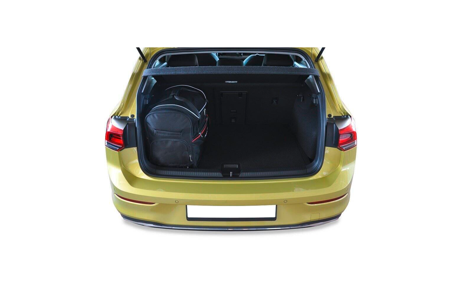 Coffre ouvert d'une voiture jaune, sac à dos noir à gauche dans le coffre, surface de plaque d'immatriculation blanche