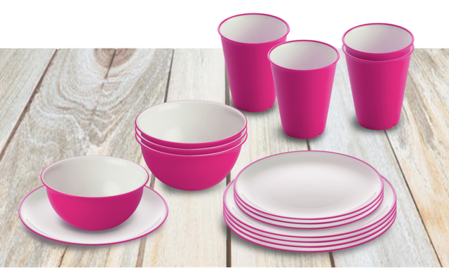 Meerdere roze en witte borden, kopjes, kommen en een schotel op een houten tafel