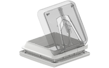 Rechteckige Dachluke mit weißem Rahmen und aufgeklappter transparenter Abdeckung