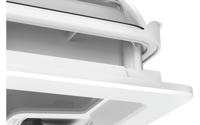 Nahaufnahme eines weißen Kunststoffrahmens mit abgerundeten Kanten, geschwungener Schiene und grauem Netzgitter