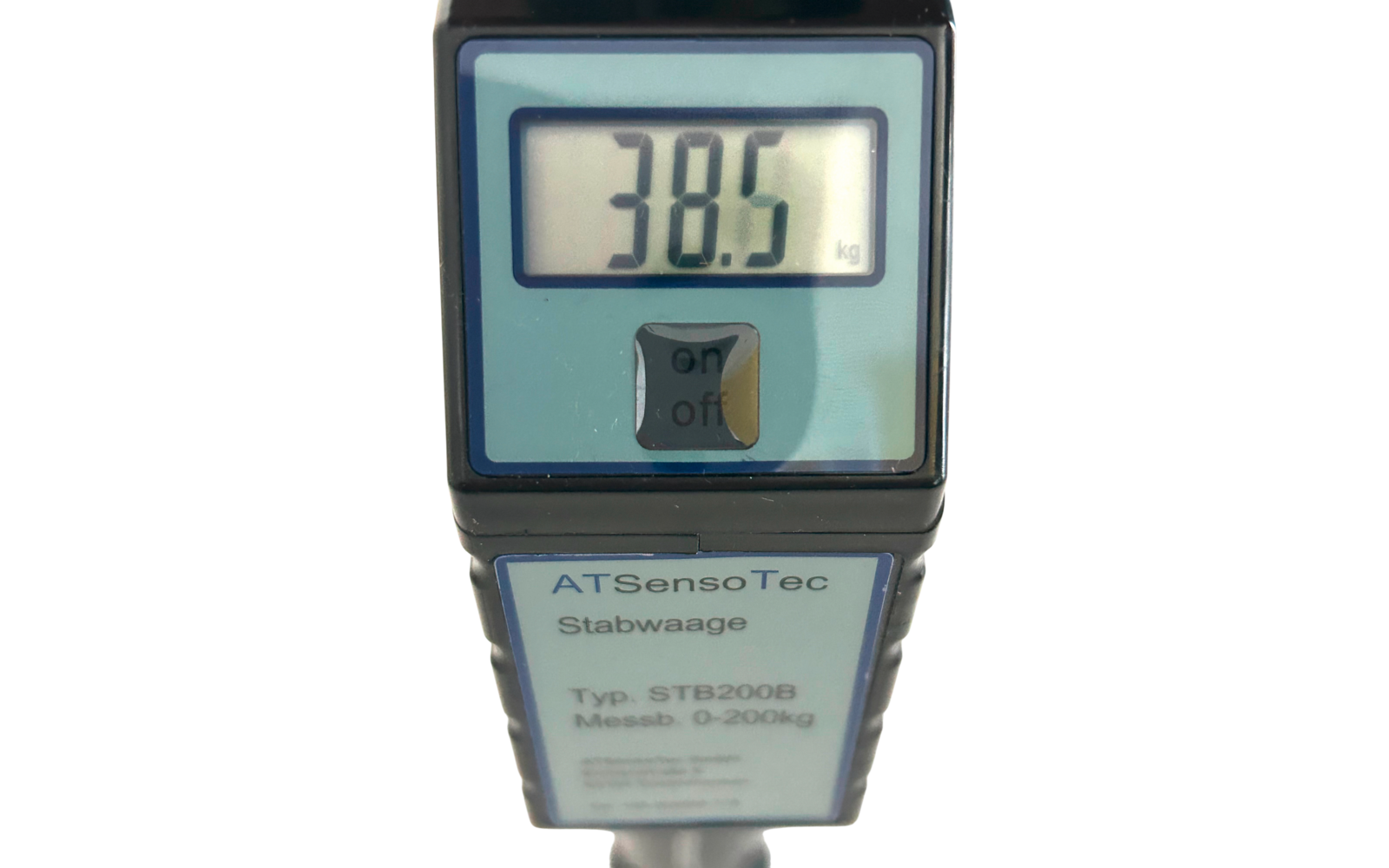 Digitale Anzeige mit der Zahl 38.5 kg, darunter ein on/off-Schalter und ein Aufkleber mit der Aufschrift ATSensoTec Stabwaage