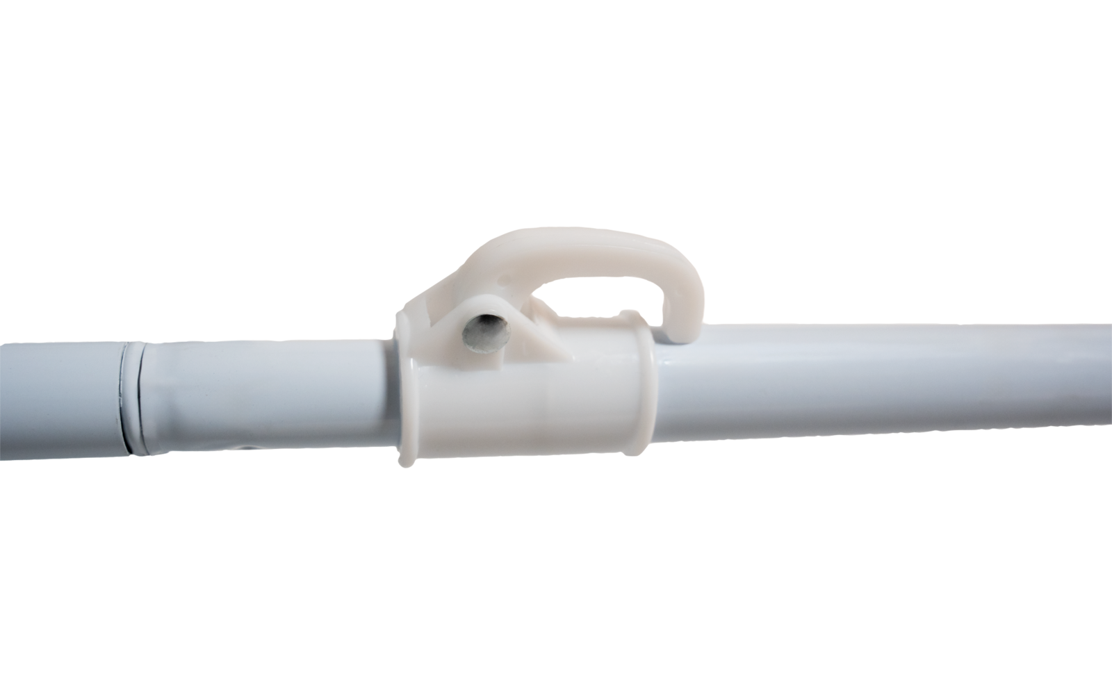 Weißes Kunststoffteil mit griffähnlicher Form an hellgrauem Metallrohr