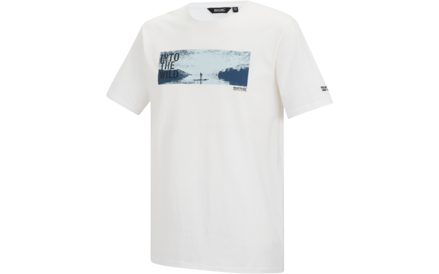 Weißes kurzärmliges T-Shirt mit rechteckigem bläulichem Druck mittig auf der Brust. Im Druck links der Text 'INTO THE WILD', rechts eine dunkle Silhouette einer stehenden Person auf einem schmalen Untergrund. Schwarzes Etikett im Nacken; kleiner schw