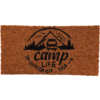 Braune Fußmatte mit schwarzem Aufdruck: Berge, Sonne, Tannen, ein Wohnwagen, der Schriftzug 'camp life' und darunter 'BERGER est. 1958'