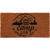 Braune Fußmatte mit schwarzem Aufdruck: Berge, Sonne, Tannen, ein Wohnwagen, der Schriftzug 'camp life' und darunter 'BERGER est. 1958'