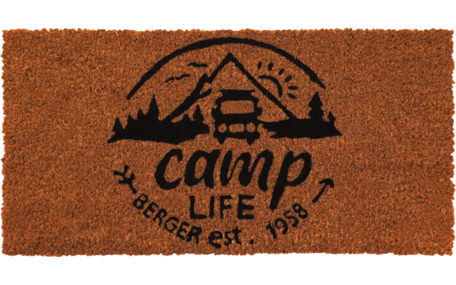 Braune Fußmatte mit schwarzem Aufdruck: Berge, Sonne, Tannen, ein Wohnwagen, der Schriftzug 'camp life' und darunter 'BERGER est. 1958'