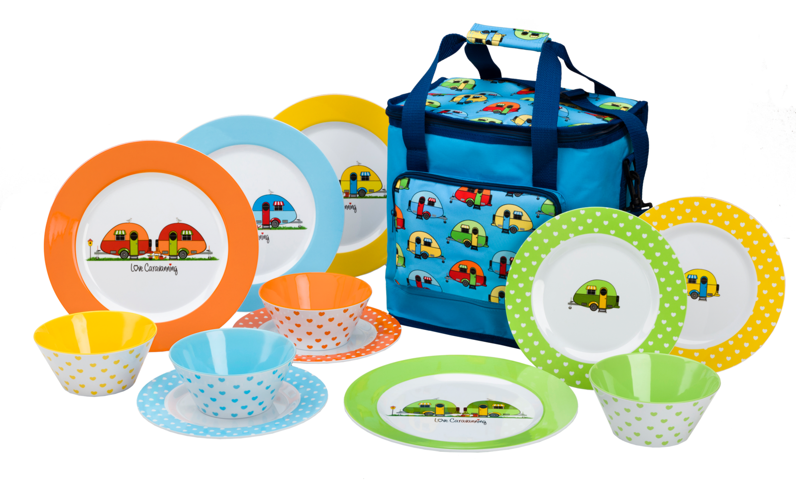 Assiettes, bols et gobelets en plastique colorés à pois et rayures, à côté d'un sac bleu avec des illustrations de véhicules colorés