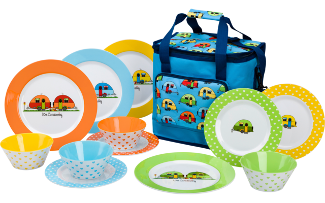 Platos, cuencos y vasos de plástico coloridos con lunares y rayas, junto a una bolsa azul con ilustraciones de vehículos coloridos