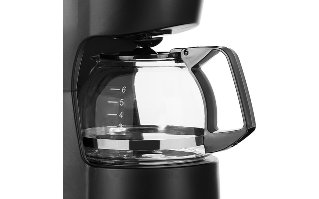 Carafe à café en verre avec poignée noire et graduations visibles (2–6) dans une cafetière noire