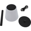 Weißes kegelförmiges Gehäuse mit rundem schwarzem Aufsatz; daneben ein schwarzer runder Deckel mit Zapfen, ein schwarzer Zylinderstab und ein schwarzes USB-Kabel