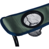Accoudoir vert d'une chaise pliante avec bordure bleue, anneau plastique noir, porte-gobelet en filet noir et armature métallique noire