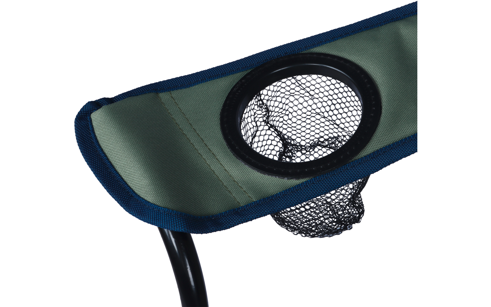 Accoudoir vert d'une chaise pliante avec bordure bleue, anneau plastique noir, porte-gobelet en filet noir et armature métallique noire