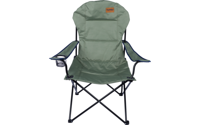 Grüner faltbarer Campingstuhl mit Armlehnen, Getränkehalter an der linken Armlehne, schwarzem Metallgestell und orangefarbigem Markenaufnäher "TAMBU" am oberen Rücken