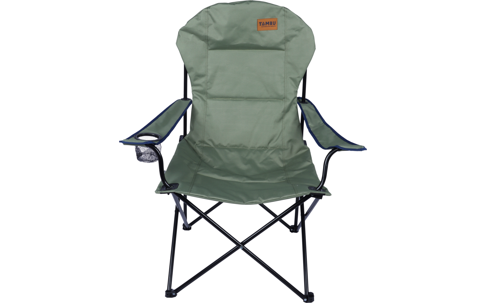 Grüner faltbarer Campingstuhl mit Armlehnen, Getränkehalter an der linken Armlehne, schwarzem Metallgestell und orangefarbigem Markenaufnäher "TAMBU" am oberen Rücken