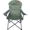 Grüner faltbarer Campingstuhl mit Armlehnen, Getränkehalter an der linken Armlehne, schwarzem Metallgestell und orangefarbigem Markenaufnäher "TAMBU" am oberen Rücken
