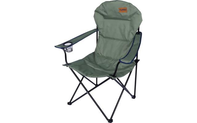 Grüner klappbarer Campingstuhl mit schwarzem Metallgestell, Armlehnen, Becherhalter mit Netz und orangefarbenem TAMBU-Logo am Kopfteil