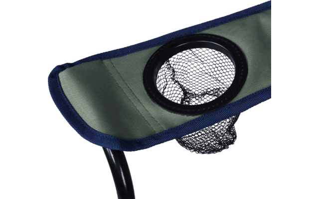 Grüne Armlehne eines Klappstuhls mit blauem Rand, schwarzem Kunststoffring, schwarzem Netzbecherhalter und schwarzem Metallgestell
