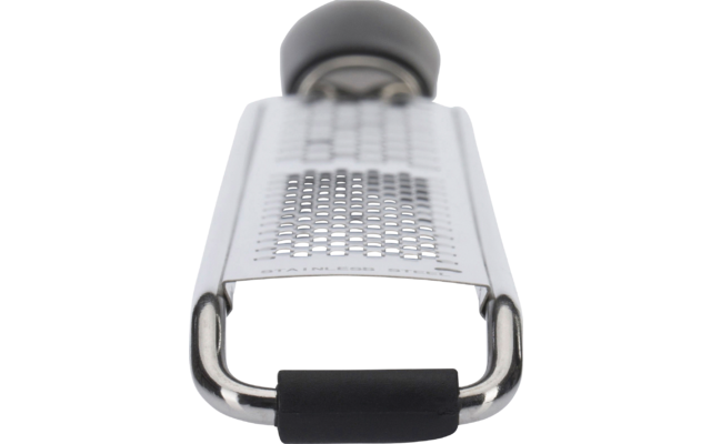 Platte roestvrijstalen rasp met geperforeerd raspvlak, U-vormig metalen handvat met zwarte rubberen hoes, witte achtergrond