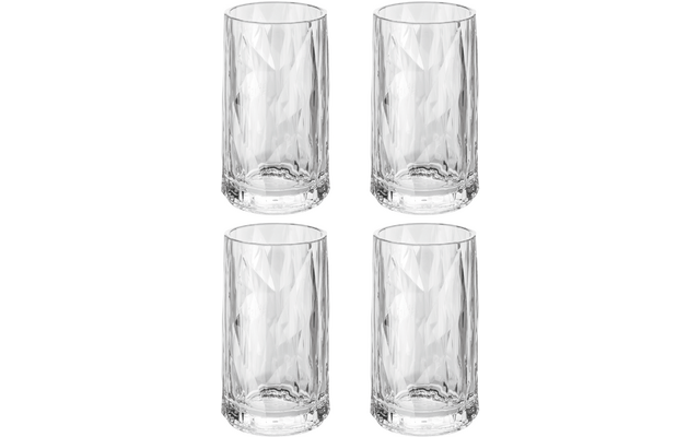 Quatre verres hauts en verre transparent à surface facettée, disposés en deux rangées sur fond blanc