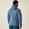 Mann von hinten, trägt einen blauen Kapuzenpullover und blaue Hosen