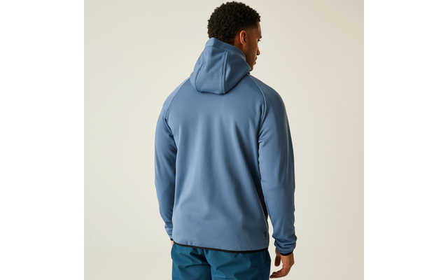 Mann von hinten, trägt einen blauen Kapuzenpullover und blaue Hosen
