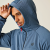 Mann mit blauer Kapuzenjacke, der die Kapuze anfasst
