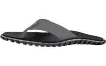 Zwarte badslipper op witte achtergrond