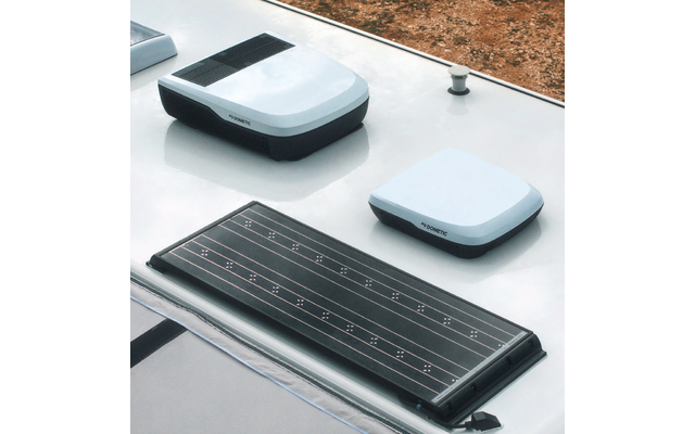 Weiße Dachfläche mit drei weißen, abgerundeten rechteckigen Aufbauten (einer teilweise sichtbar), einem kleinen runden Entlüftungsstutzen und einem schwarzen Solarpanel mit sichtbaren Solarzellen