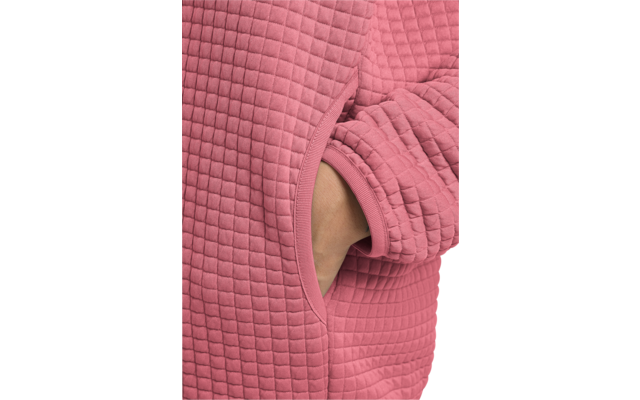 Nahaufnahme eines Oberkörpers in rosa gesteppter Jacke, Hand in seitlicher Tasche