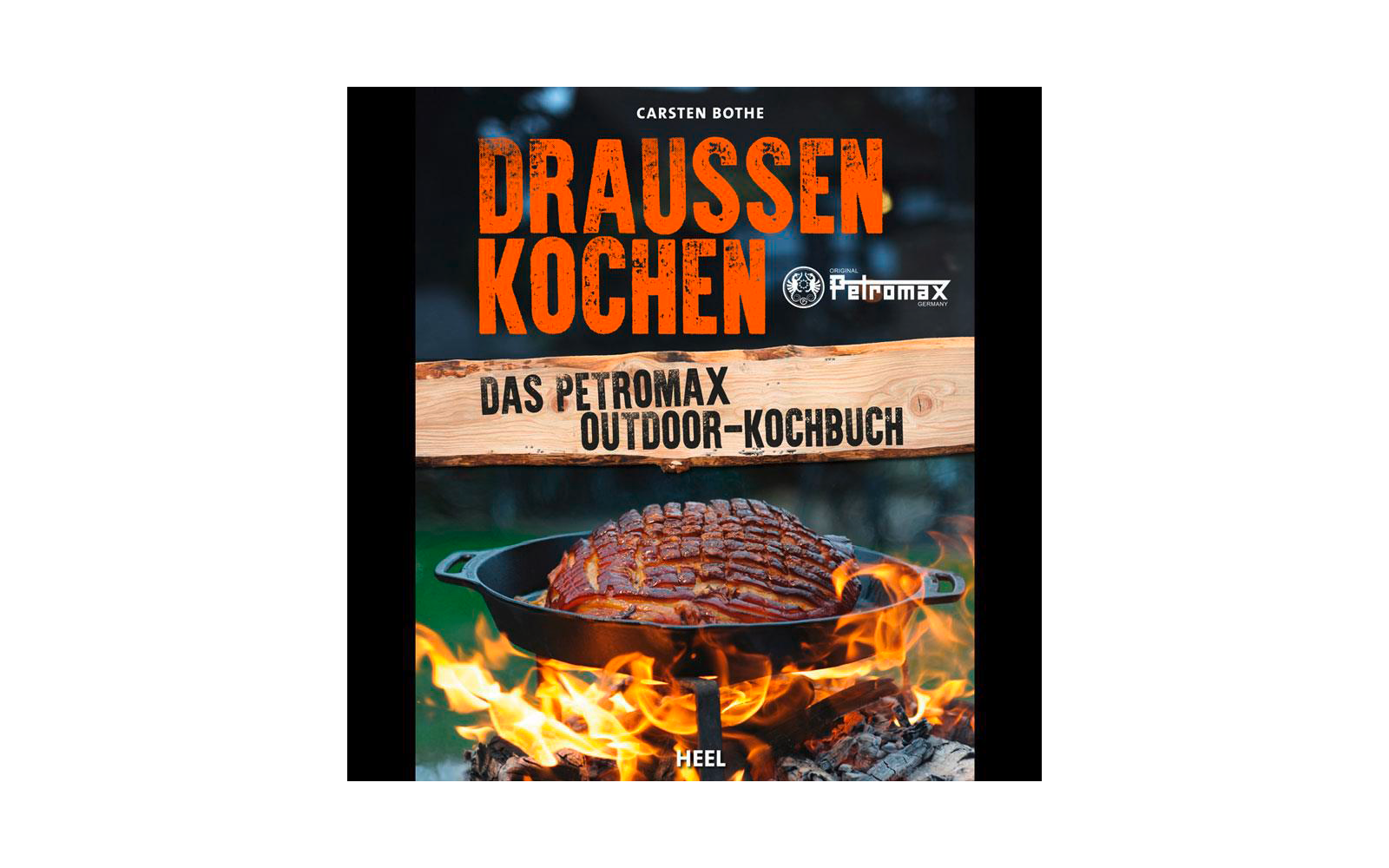 Buchcover mit großem orangenen Titel "DRAUSSEN KOCHEN", Autorenname "CARSTEN BOTHE" oben, Holzbalken mit Text "DAS PETROMAX OUTDOOR-KOCHBUCH" und Petromax-Logo, im Vordergrund ein Braten in einem gusseisernen Topf über offenem Feuer, Verlagslogo "HEE