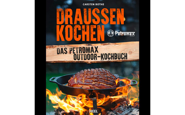 Buchcover mit großem orangenen Titel "DRAUSSEN KOCHEN", Autorenname "CARSTEN BOTHE" oben, Holzbalken mit Text "DAS PETROMAX OUTDOOR-KOCHBUCH" und Petromax-Logo, im Vordergrund ein Braten in einem gusseisernen Topf über offenem Feuer, Verlagslogo "HEE