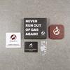 Auf grauem Untergrund ein schwarzer Karton mit weißer Aufschrift 'NEVER RUN OUT OF GAS AGAIN!', links eine weiße quadratische Karte mit rundem Flammenlogo und Text, rechts ein brauner Untersetzer mit demselben Logo, unten eine kleine schwarze Karte m