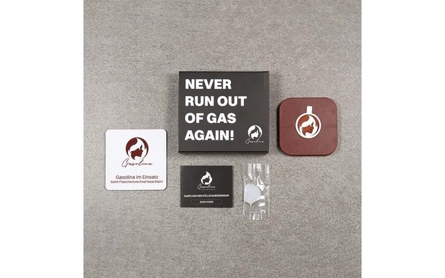 Auf grauem Untergrund ein schwarzer Karton mit weißer Aufschrift 'NEVER RUN OUT OF GAS AGAIN!', links eine weiße quadratische Karte mit rundem Flammenlogo und Text, rechts ein brauner Untersetzer mit demselben Logo, unten eine kleine schwarze Karte m