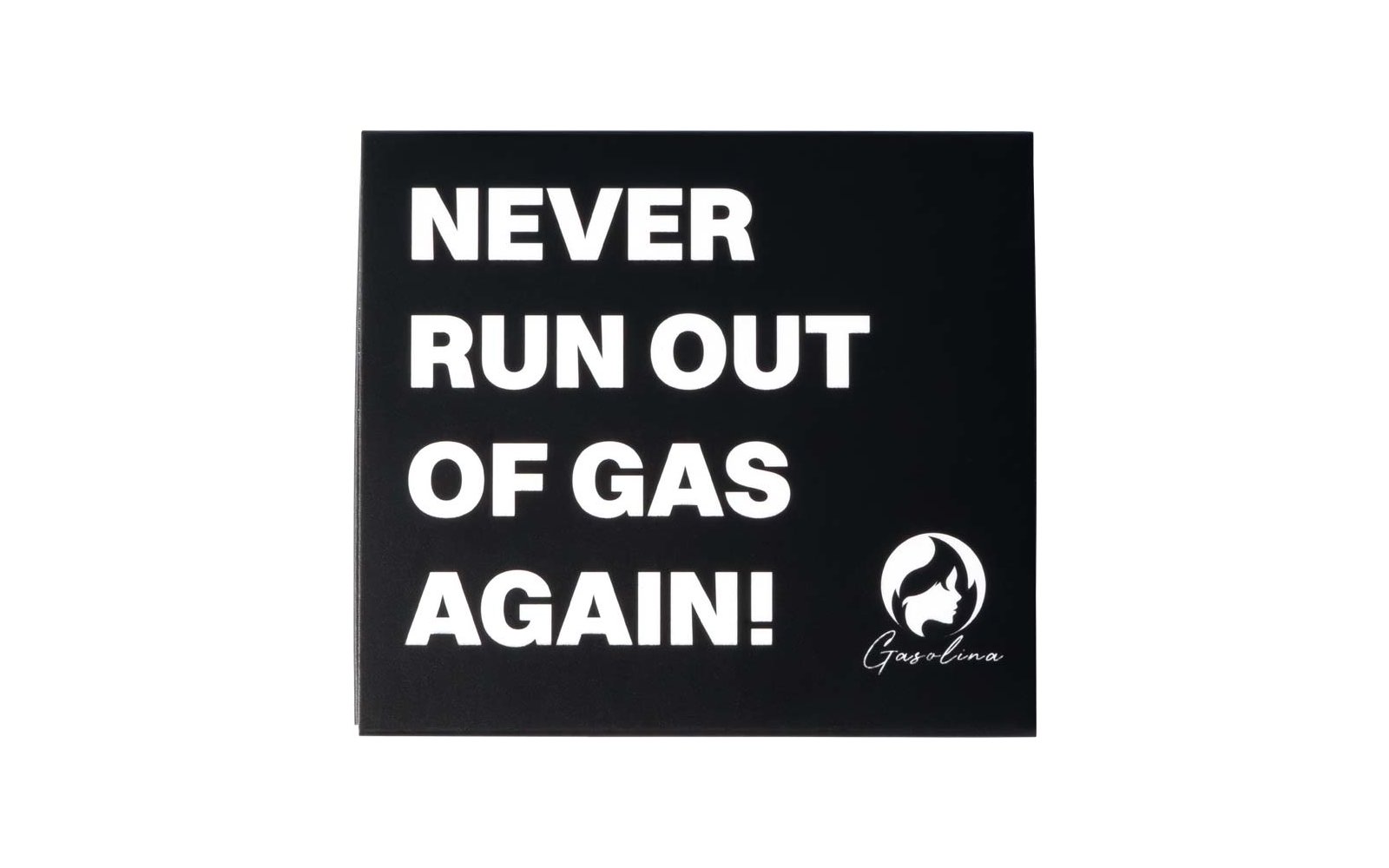 Schwarzes rechteckiges Schild mit weißem Großtext 'NEVER RUN OUT OF GAS AGAIN!' und rundem Logo mit Flamme und Schriftzug 'Gasolina' unten rechts