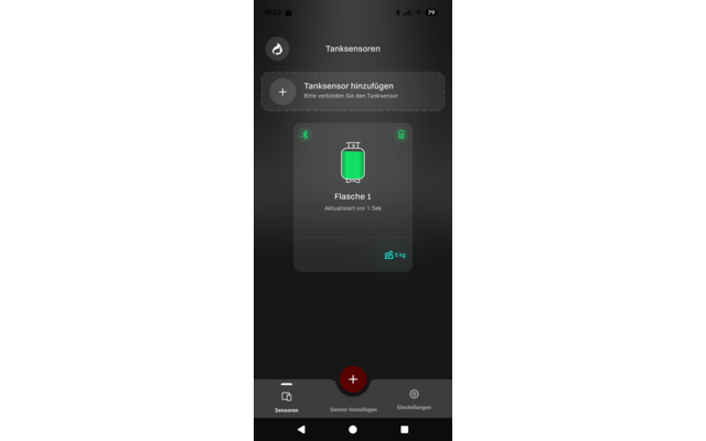 Smartphone-Bildschirm mit dunkler App-Oberfläche; oben 'Tanksensoren', darunter Schaltfläche 'Tanksensor hinzufügen', Karte mit grüner Flasche, Text 'Flasche 1' und 'Aktualisiert vor 1 Sek', Schloss- und Bluetooth-Symbole sowie '25 kg', untere Naviga