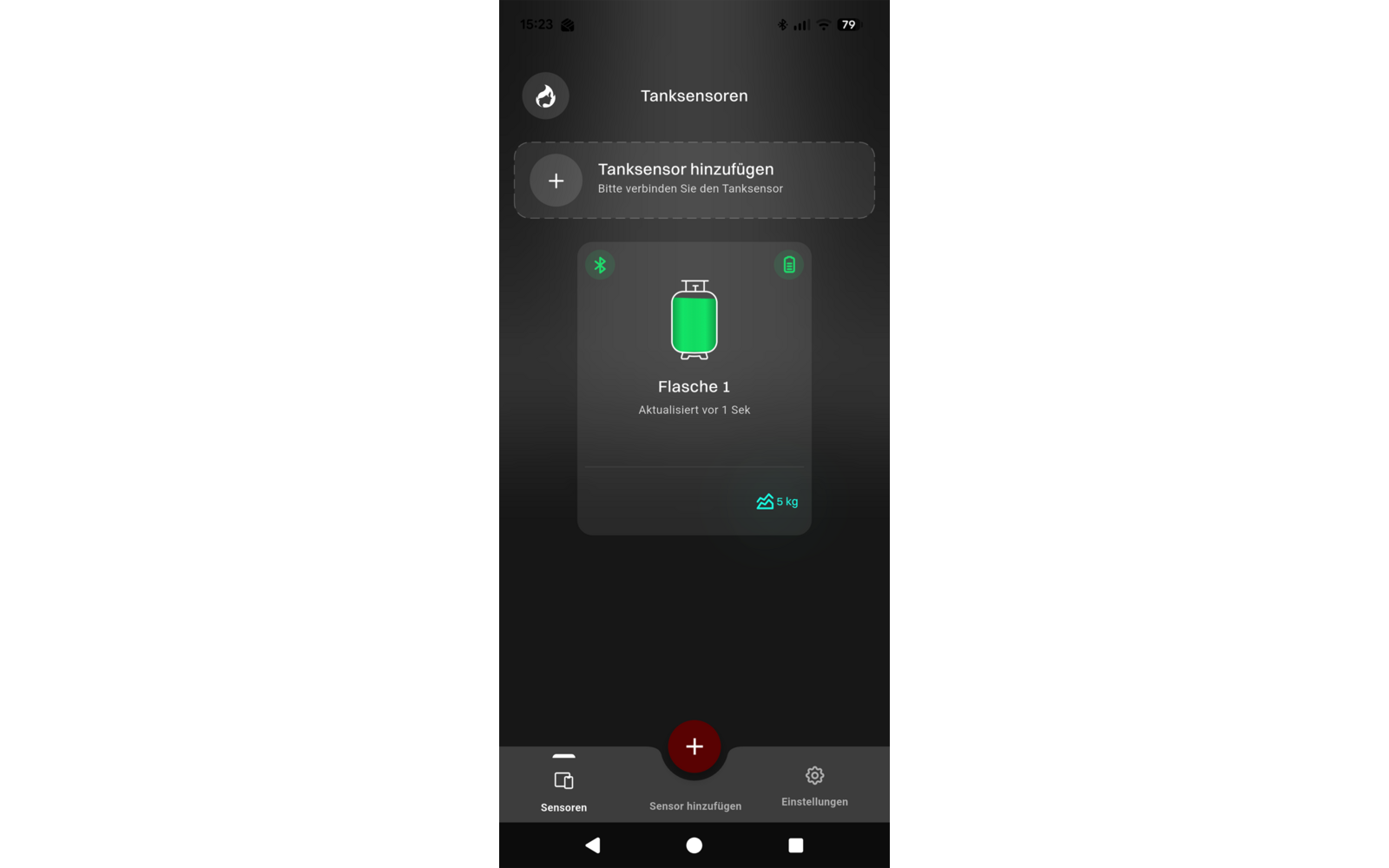 Smartphone-Bildschirm mit dunkler App-Oberfläche; oben 'Tanksensoren', darunter Schaltfläche 'Tanksensor hinzufügen', Karte mit grüner Flasche, Text 'Flasche 1' und 'Aktualisiert vor 1 Sek', Schloss- und Bluetooth-Symbole sowie '25 kg', untere Naviga
