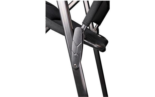 Nahaufnahme eines metallischen Gelenks und Rahmenteils mit schwarzem Netzstoffpolster und sichtbaren Schrauben