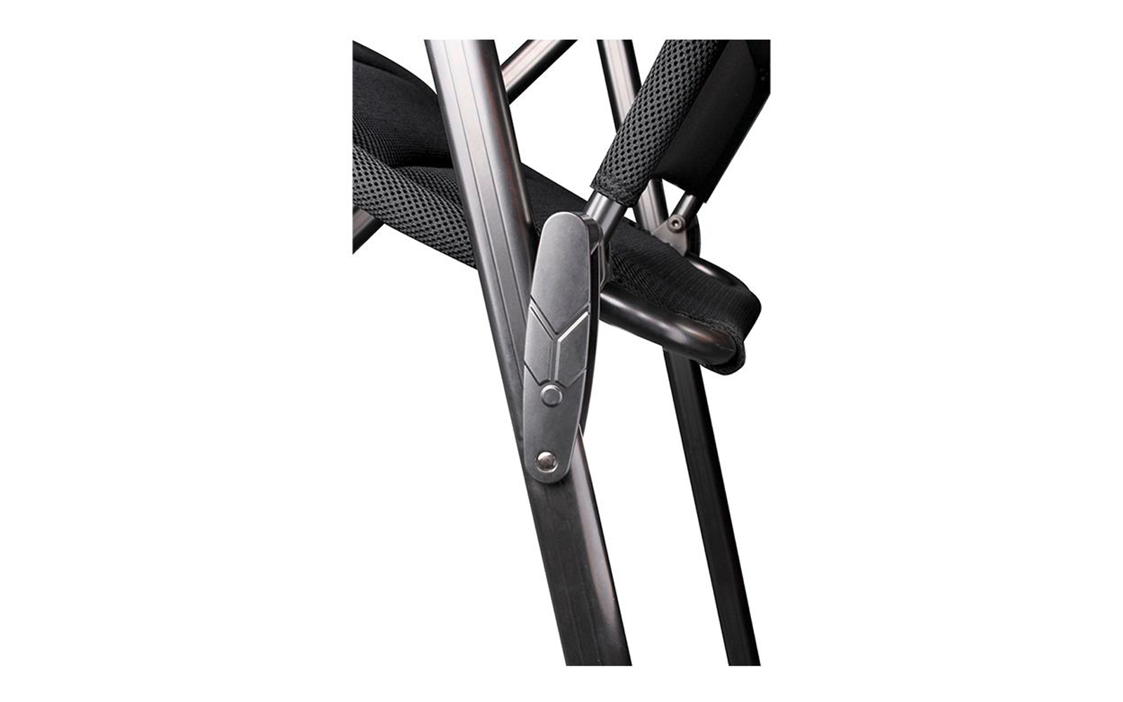 Nahaufnahme eines metallischen Gelenks und Rahmenteils mit schwarzem Netzstoffpolster und sichtbaren Schrauben