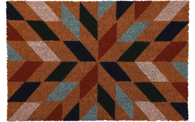 Rechteckige Matte mit symmetrischem Muster aus chevronartigen Rauten in Braun, Rot, Blau, Schwarz und Grau