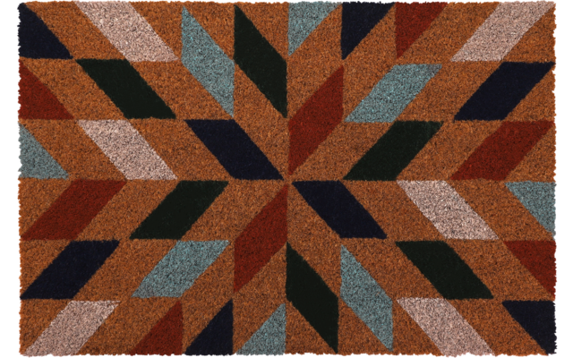 Rechteckige Matte mit symmetrischem Muster aus chevronartigen Rauten in Braun, Rot, Blau, Schwarz und Grau