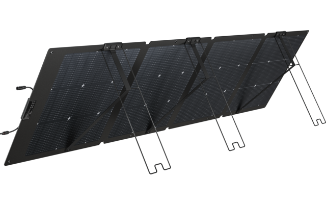 Solarmodul aufgeständert auf Rasen mit blauem Himmel im Hintergrund